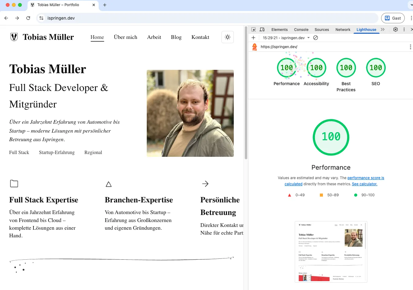 Screenshot der Startseite von ispringen.dev mit geöffneter Chrome DevTools Lighthouse Ansicht. Alle Kategorien zeigen 100 Punkte. Links das Hero mit Porträt von Tobias Müller sowie Navigation Home, Über mich, Arbeit, Blog und Kontakt. Visualisiert die Performance und Zugänglichkeit des Portfolios von Tobias Müller auf ispringen.dev.